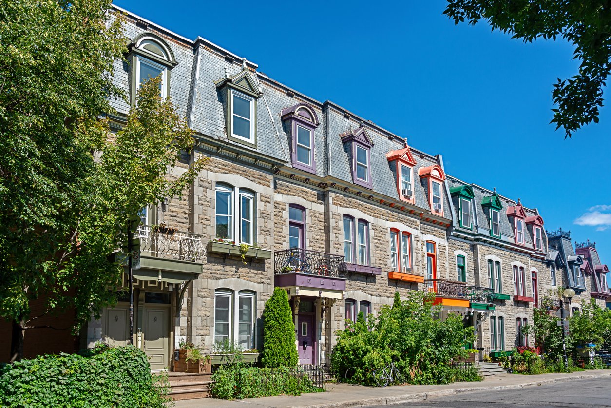 Maisons victoriennes colorées dans l’arrondissement du Plateau Mont-Royal à Montréal