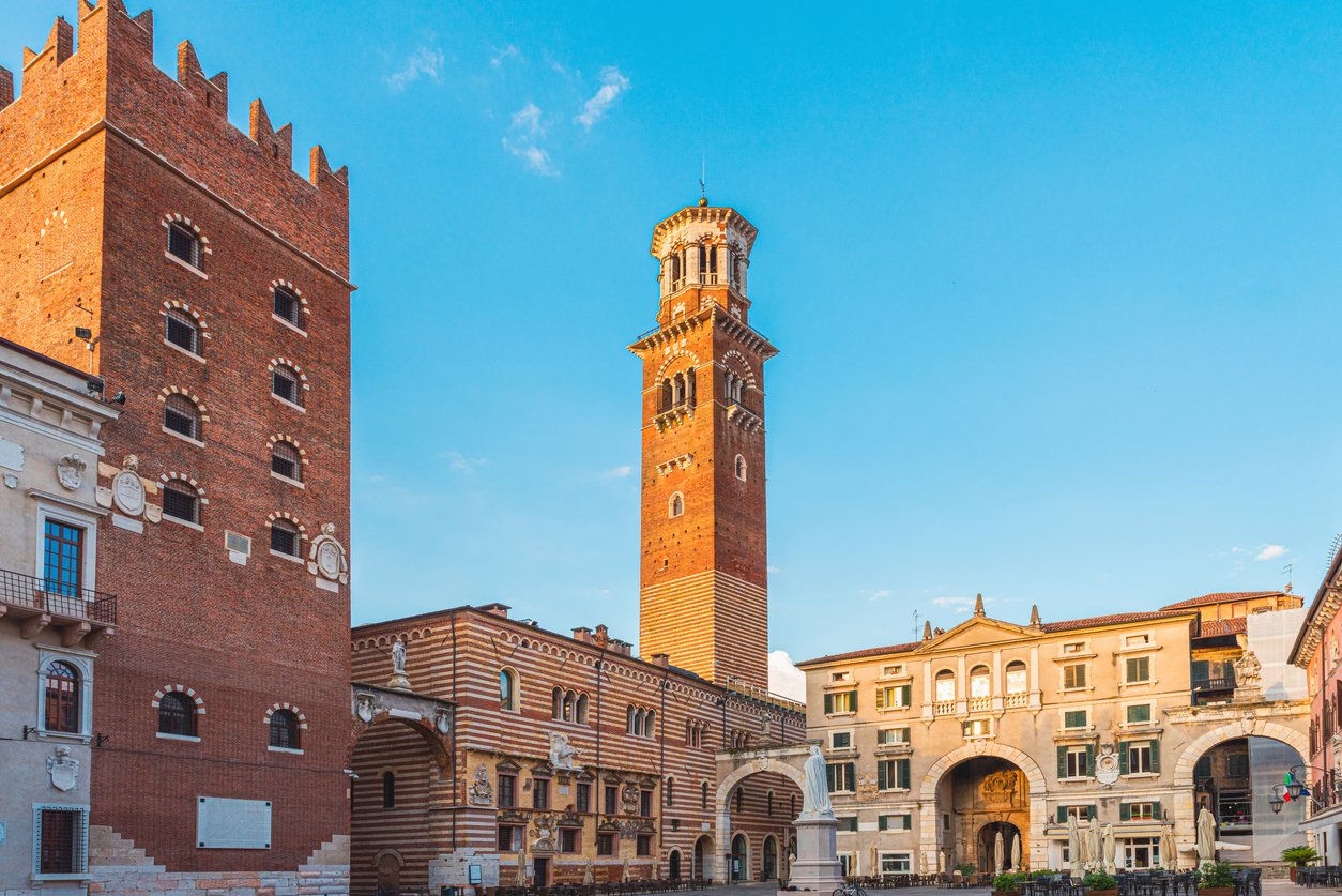 Piazza dei Signori dans la vieille ville de Vérone avec la tour Lamberti