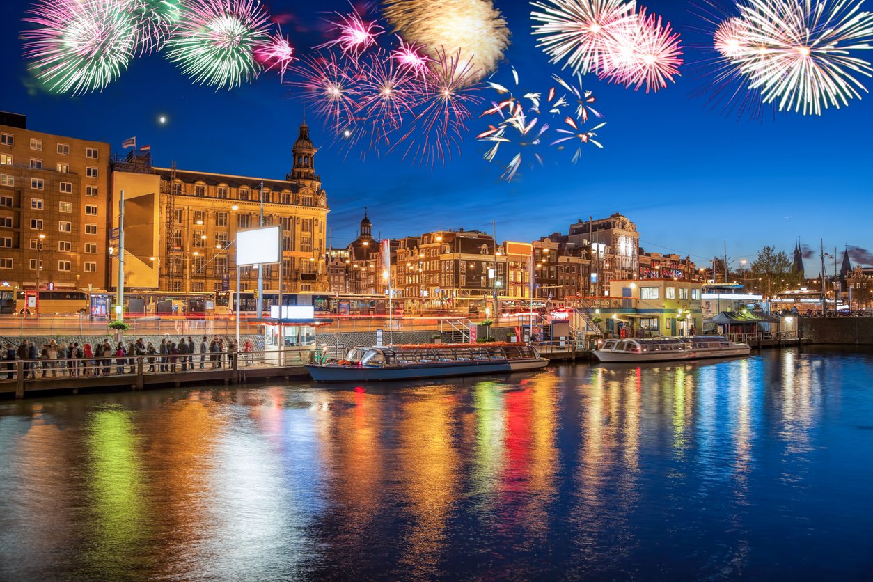 Amsterdam avec feu d’artifice (fête du nouvel an)