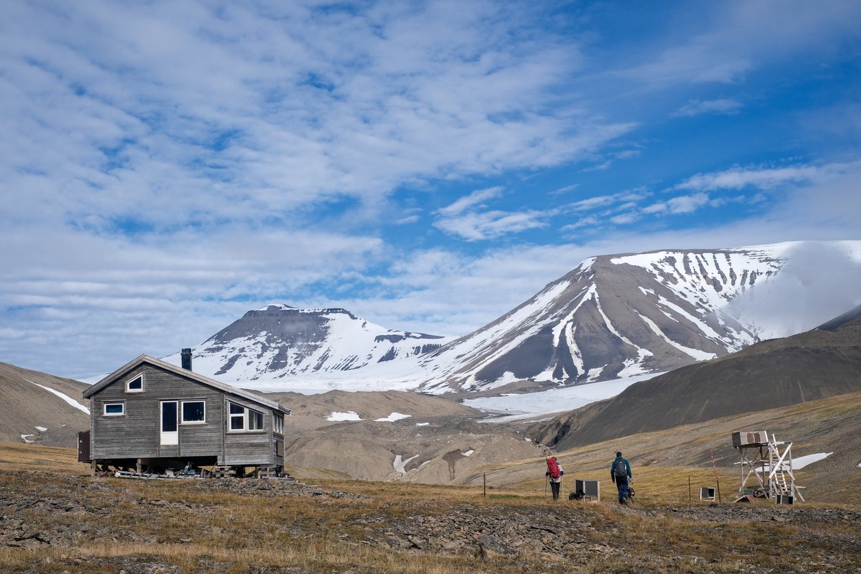 cabane au Svalbard en été