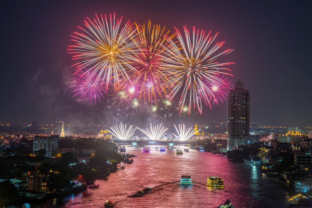 Grand feu d’artifice au-dessus de la ville de Bangkok